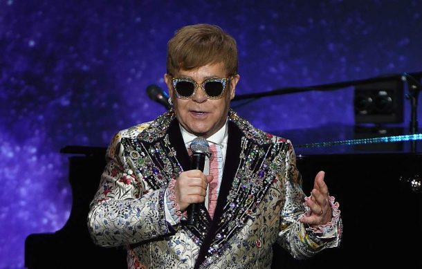 Elton John es hospitalizado tras sufrir accidente
