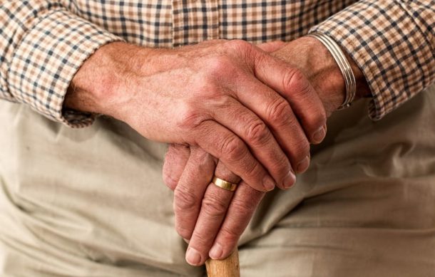 Adultos mayores en asilos se sienten abandonados