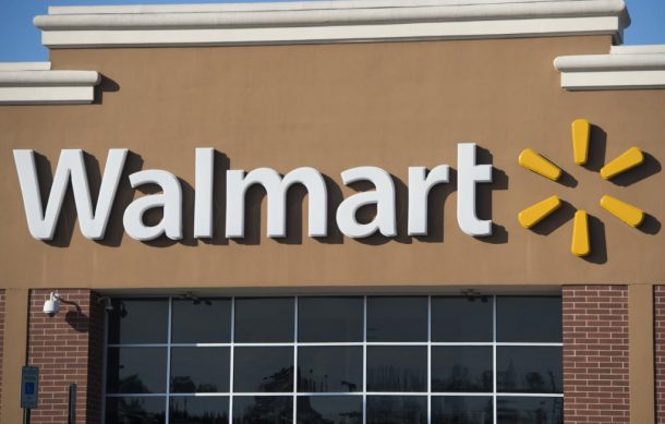 Oficializan regreso de adultos mayores como empacadores a Walmart