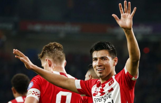 PSV golea y sigue en la pelea por el título en Holanda