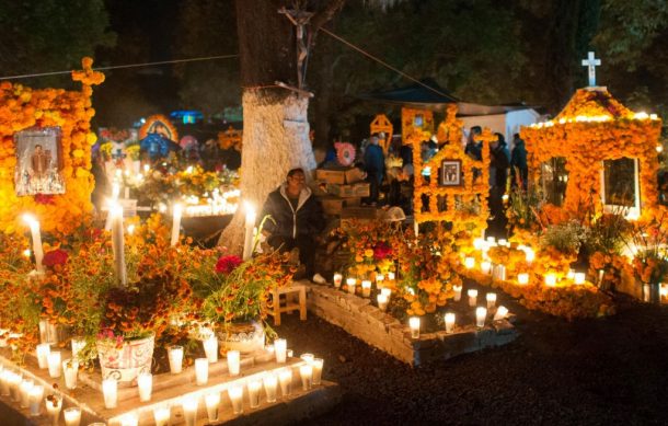 Decenas de familias celebran el Día de Muertos en Oaxaca