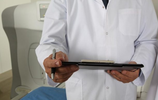 Médicos especialistas cubanos laboran en 79 municipios del país