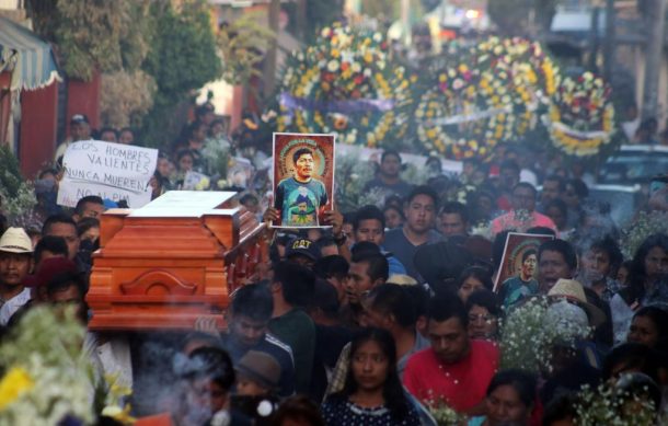 Familiares y amigos dan el último adiós al activista Samir Flores