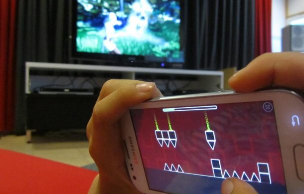 Niños de 10 a 14 años pasan más de dos horas al día en la televisión o el celular