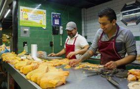 Sube el precio del pollo en el país; comerciantes enfrentan escasez
