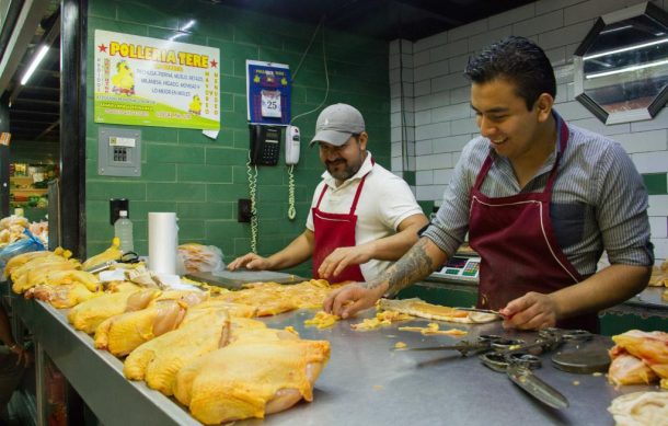 Sube el precio del pollo en el país; comerciantes enfrentan escasez