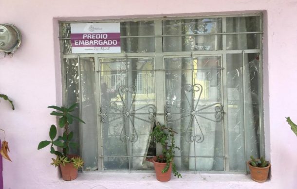 Molesta a vecinos las notificaciones en casas de morosos