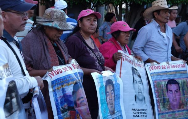 Padres de normalistas desaparecidos exigen diálogo con AMLO