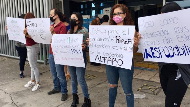 Acusan familiares de policías investigadores detenidos que ellos sólo seguían ordenes