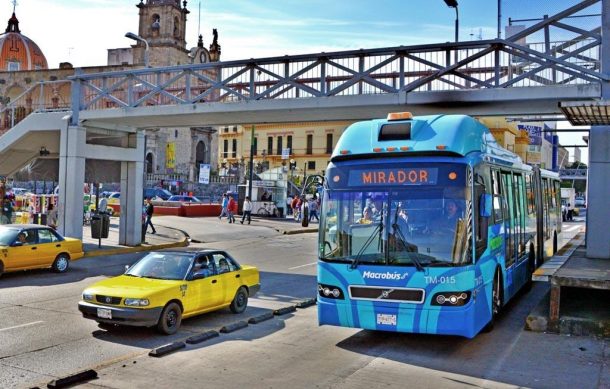 Macrobús más peligroso que el Tren Ligero, advierten invidentes