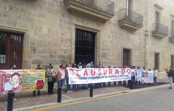 Familiares de personas desaparecidas clausuran simbólicamente Congreso