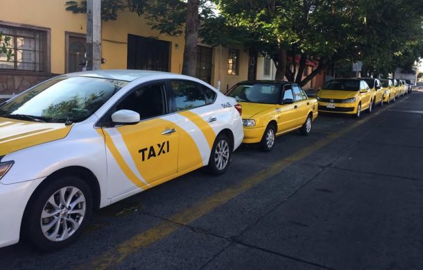 Inconformes taxistas con nueva identificación impuesta por autoridades