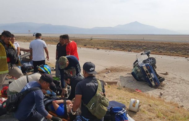 Volcadura de camioneta en la autopista a Colima dejó nueve heridos