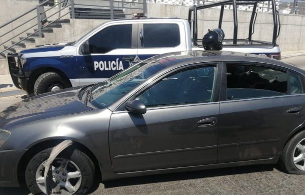 Detección de vehículo robado desata persecución y balacera en López Mateos Sur