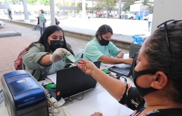 Distribuyen tarjetas de MiPasaje a mujeres jefas de familia