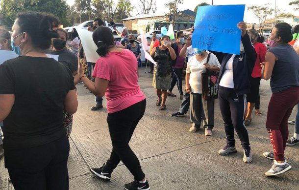 Vecinos de Agua Blanca boquean avenida López Mateos por falta de agua
