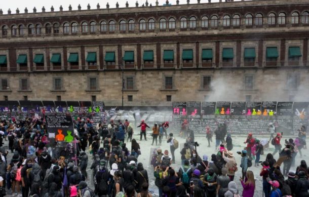 Feministas derrumban vallas en Palacio Nacional