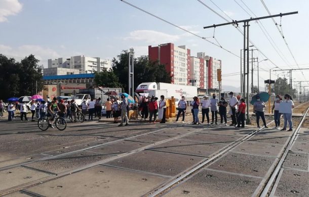 Vecinos de Balcones de Santa María protestan por falta de agua; bloquea avenida Colón