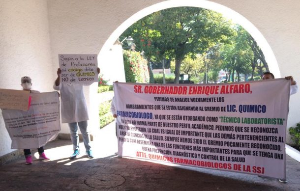 Protestan químicos farmacobiólogos afuera de Casa Jalisco