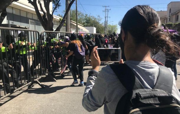 Resultan lesionadas 15 manifestantes afuera del Centro de Justicia para las Mujeres