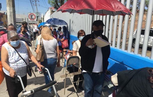 Tumultos y fallas de logística predominan en primer día de vacunación en Tlaquepaque