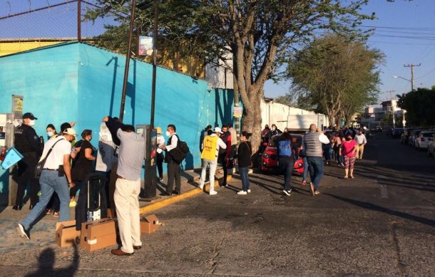 Aparecen los apartalugares en centro de vacunación del Auditorio Benito Juárez