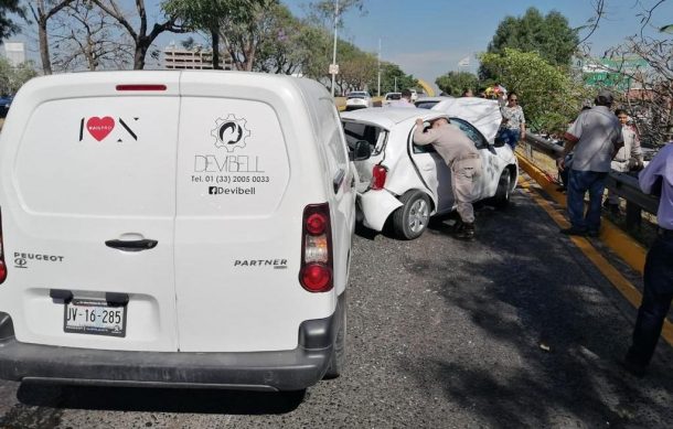 Choque múltiple sobre avenida Lázaro Cárdenas deja un lesionado