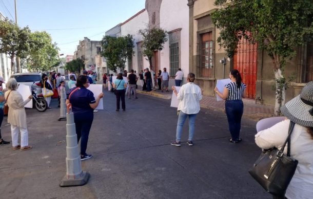 Por violaciones a su contrato, se manifiestan empleados sindicalizados de Guadalajara
