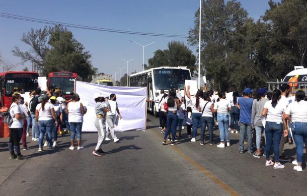 Vecinos de San Juan de Ocotán bloquean el Periférico; exigen la localización de dos desaparecidos