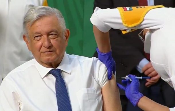Presidente López Obrador recibe vacuna anti-Covid de AstraZeneca