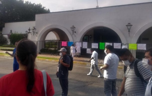 Protestan trabajadores del Sector Salud; acusan que los mandaron a descansar sin goce de sueldo