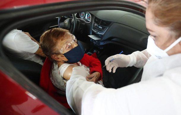 CUAAD abre sus puertas para vacunar a adultos mayores en automóvil