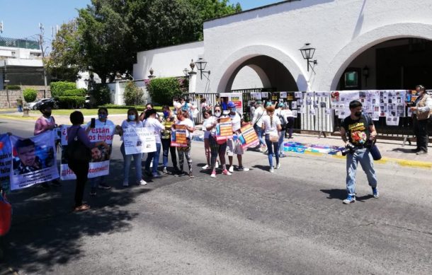 Protestan familiares de desaparecidos en las puertas de Casa Jalisco