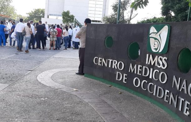 Con promesa de vacunas, termina protesta de personal de Salud en Centro Médico de Occidente