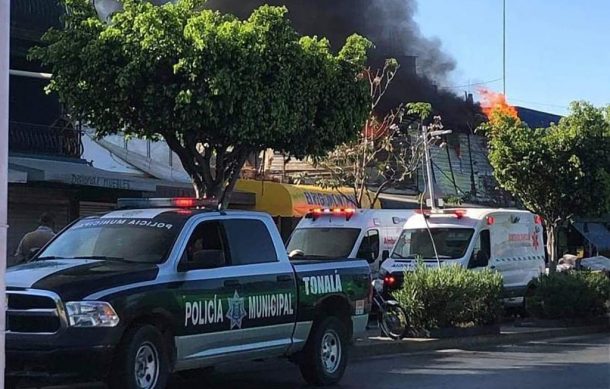 Voraz incendio consumió una mueblería en Tonalá