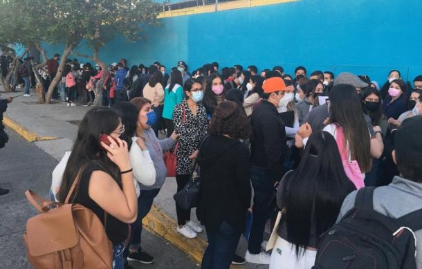 Médicos hacen fila en Auditorio Benito Juárez en busca de vacunarse contra Covid-19