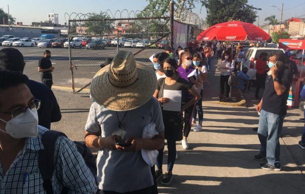Pese a largas filas, la vacunación en Auditorio Benito Juárez es ágil