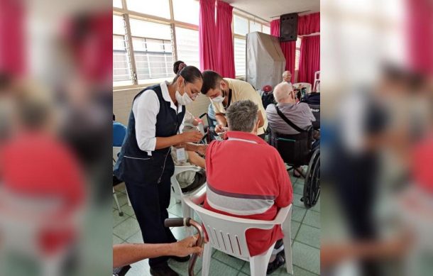 Vacunan a los adultos mayores y empleados del Asilo San José