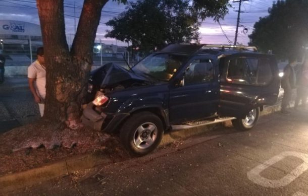 Camioneta impactó árbol en avenida Vallarta; hay dos mujeres lesionadas