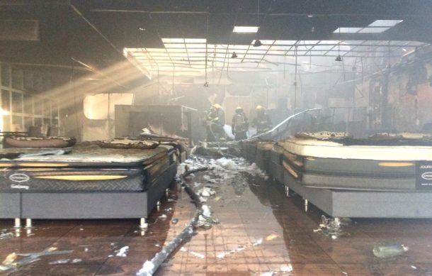 Se registra incendio en negocio de colchones en el Centro de Guadalajara