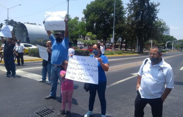 Transportistas bloquean el cruce de Circunvalación y Prolongación Alcalde