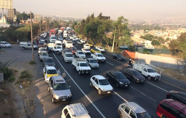 Vacunación en CUCEI colapsa la vialidad en carretera a Chapala y Periférico