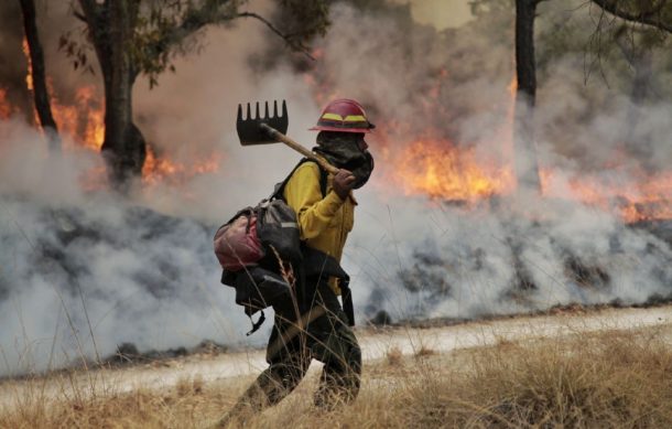 Guadalajara vive una tarde sumida en densa humareda por incendio forestal
