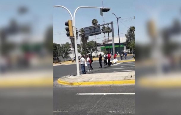Transportistas bloquean el cruce de Circunvalación y Alcalde