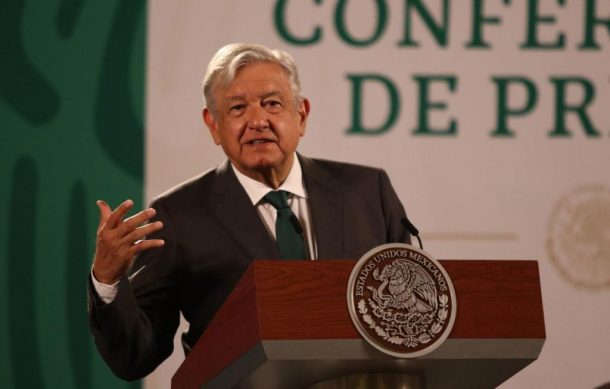 López Obrador se queja de guerra sucia en la capital del país