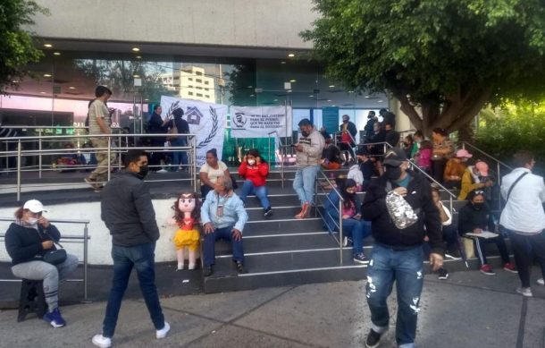 Barzonistas bloquean accesos a banco ubicado en avenida Vallarta y Chapultepec