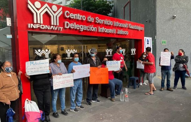 Barzonistas bloquean el Infonavit en Guadalajara; demandan créditos justos