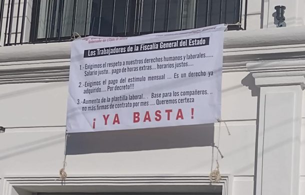 Aparecen mantas para exigir liberación de bonos para trabajadores de la Fiscalía de Jalisco
