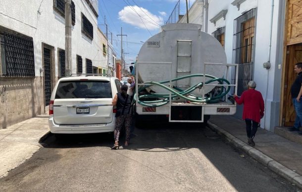 Vecinos del Centro se abastecen de agua del Mercado Corona