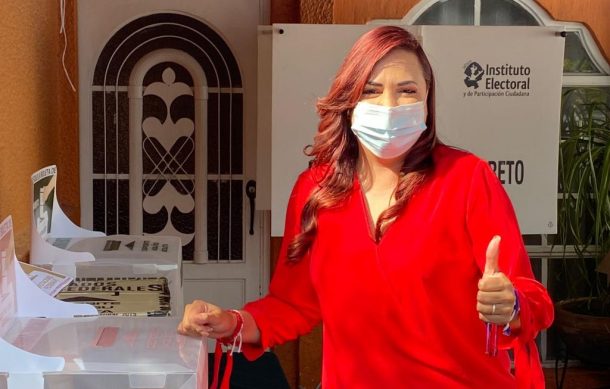 La candidata del PRI, Sofía García Mosqueda, también emite su voto
